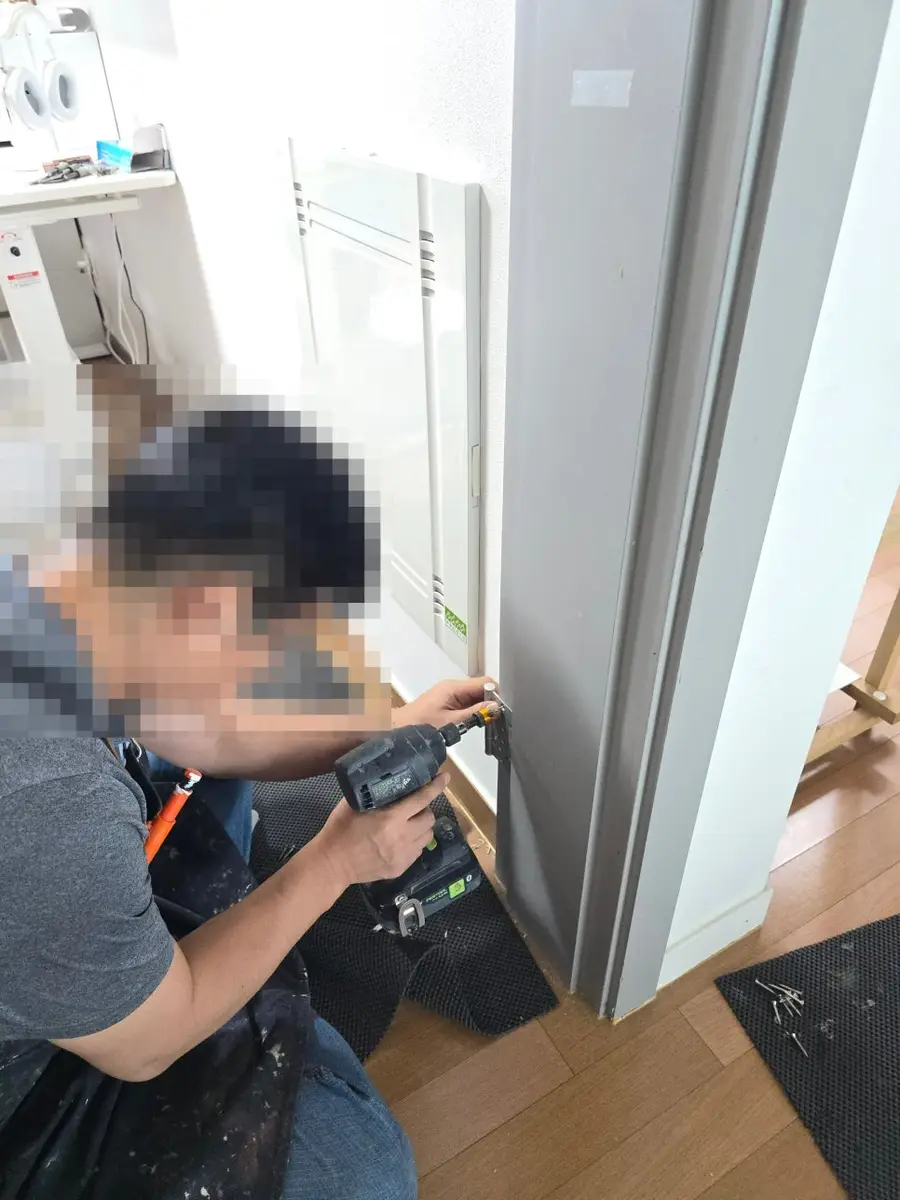 부서진 문 짝교체 시공현장 시공 사진 3