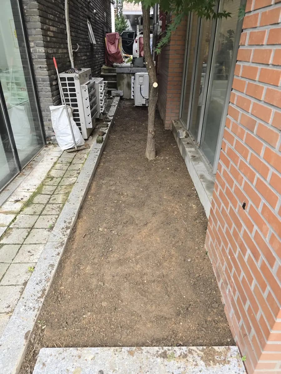 화단 자갈 깔기 빌라 조경 관리 시공 사진 4