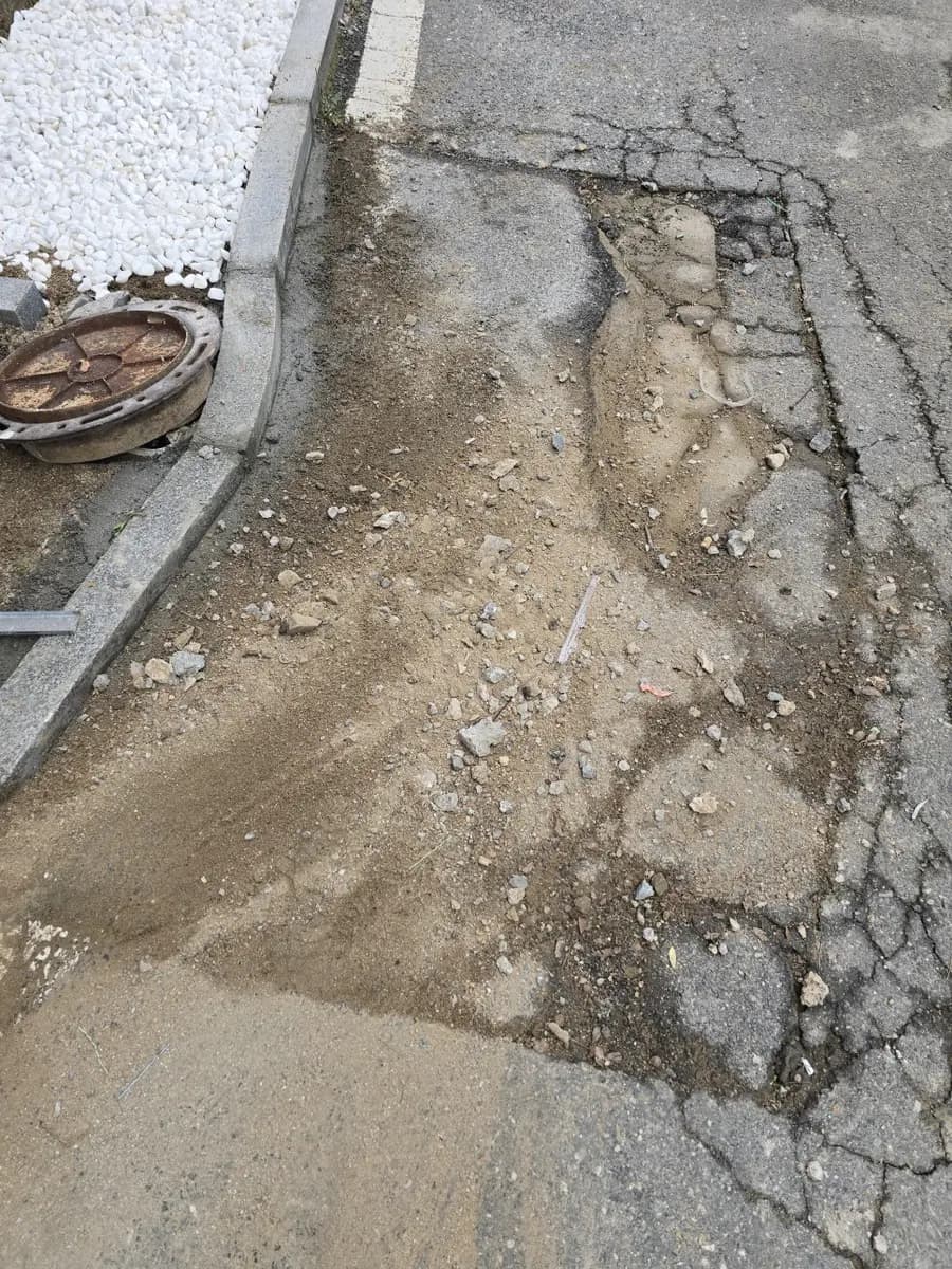 아스팔트 보수로 파손 된 도로 복구 시공 사진 2