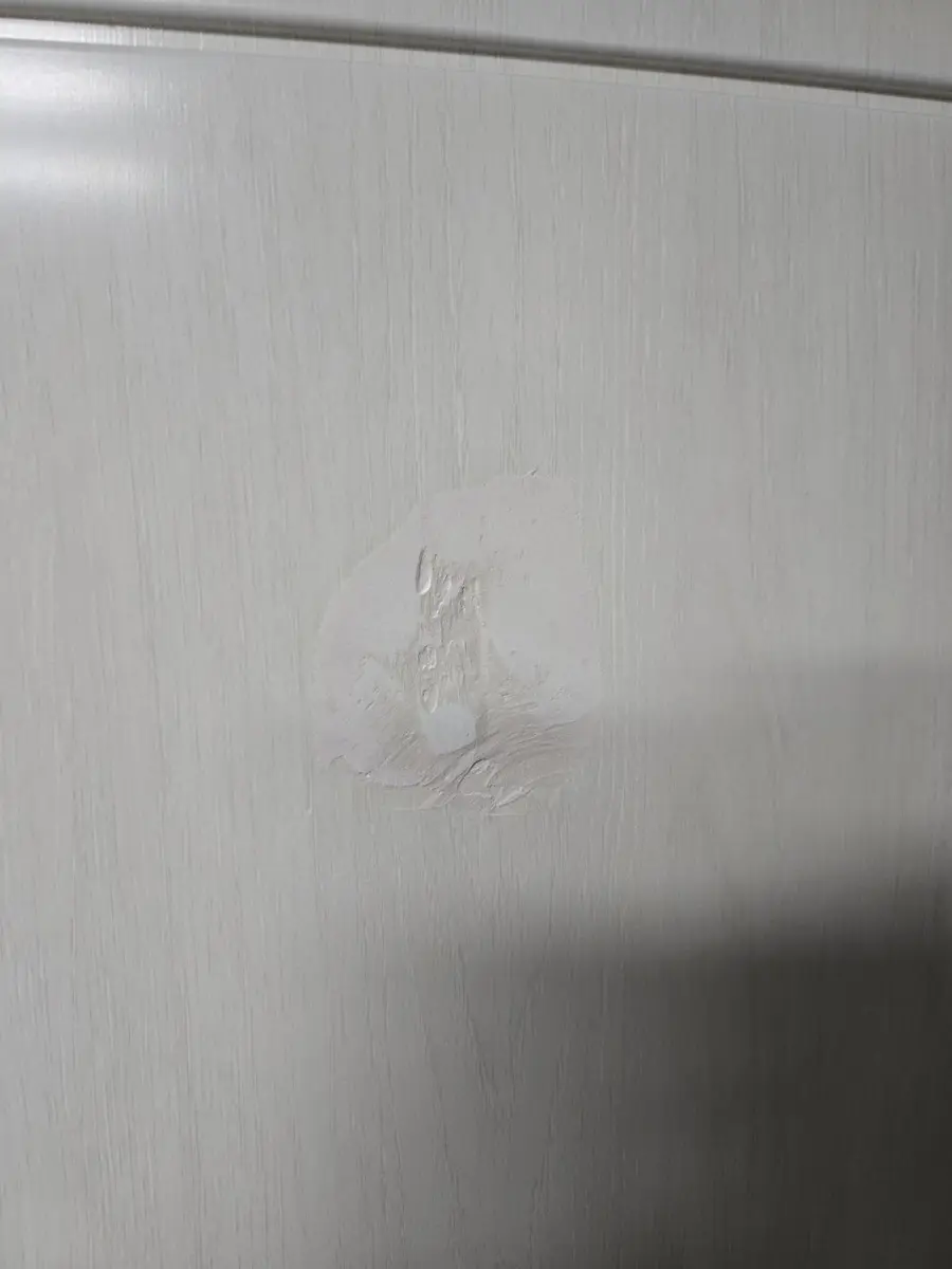 파손 된 화장실문 시트지 복원 시공 사진 4