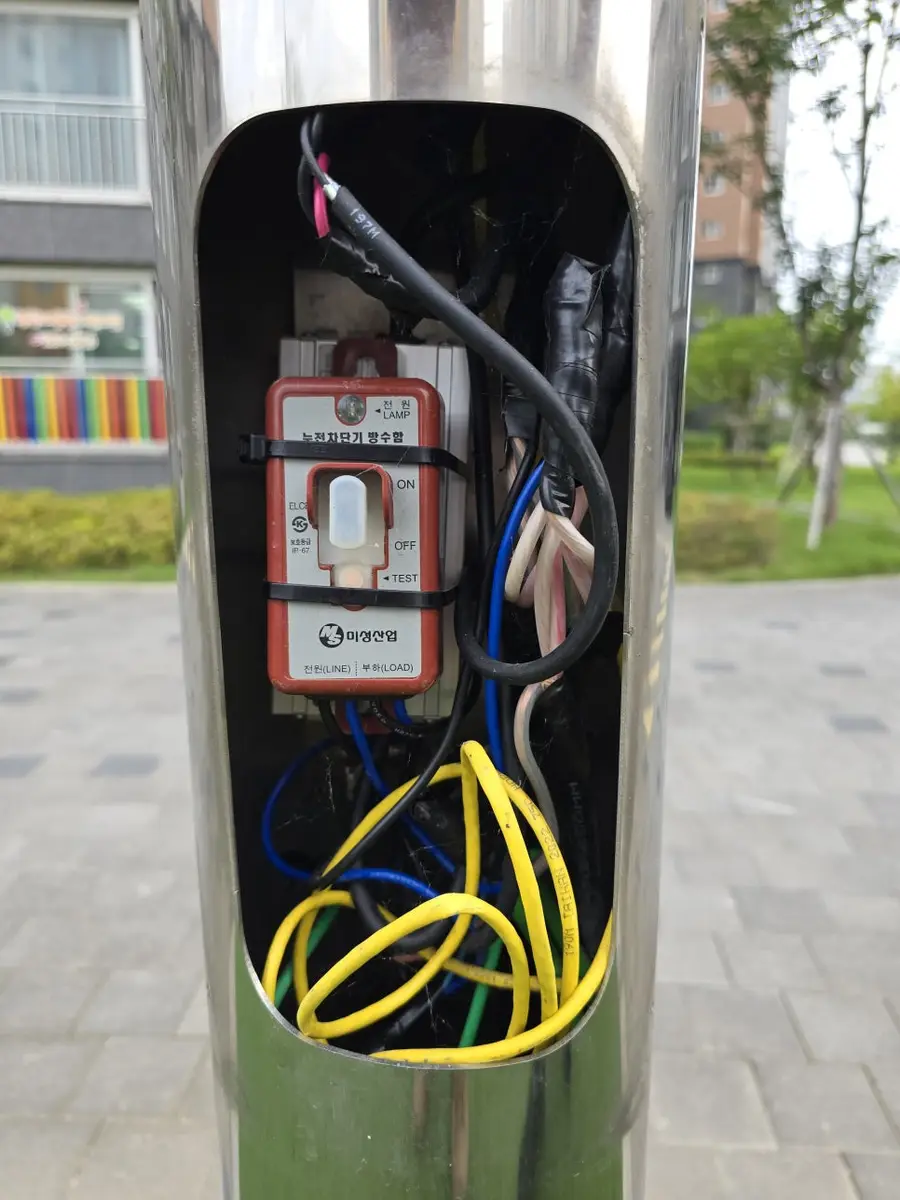 가로등 수리 파손 된 기둥 교체 시공 사진 3