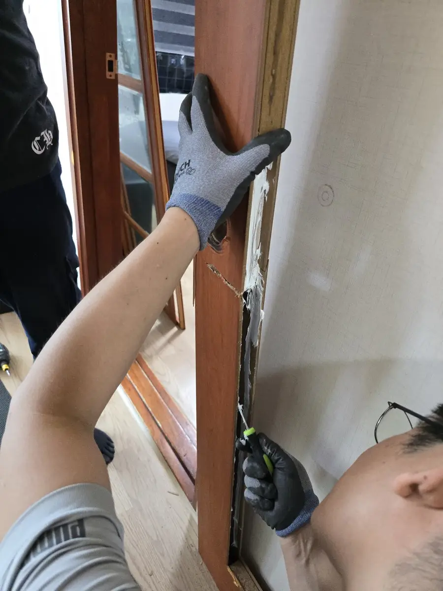 파손 된 중문 수리 전문 시공 시공 사진 13