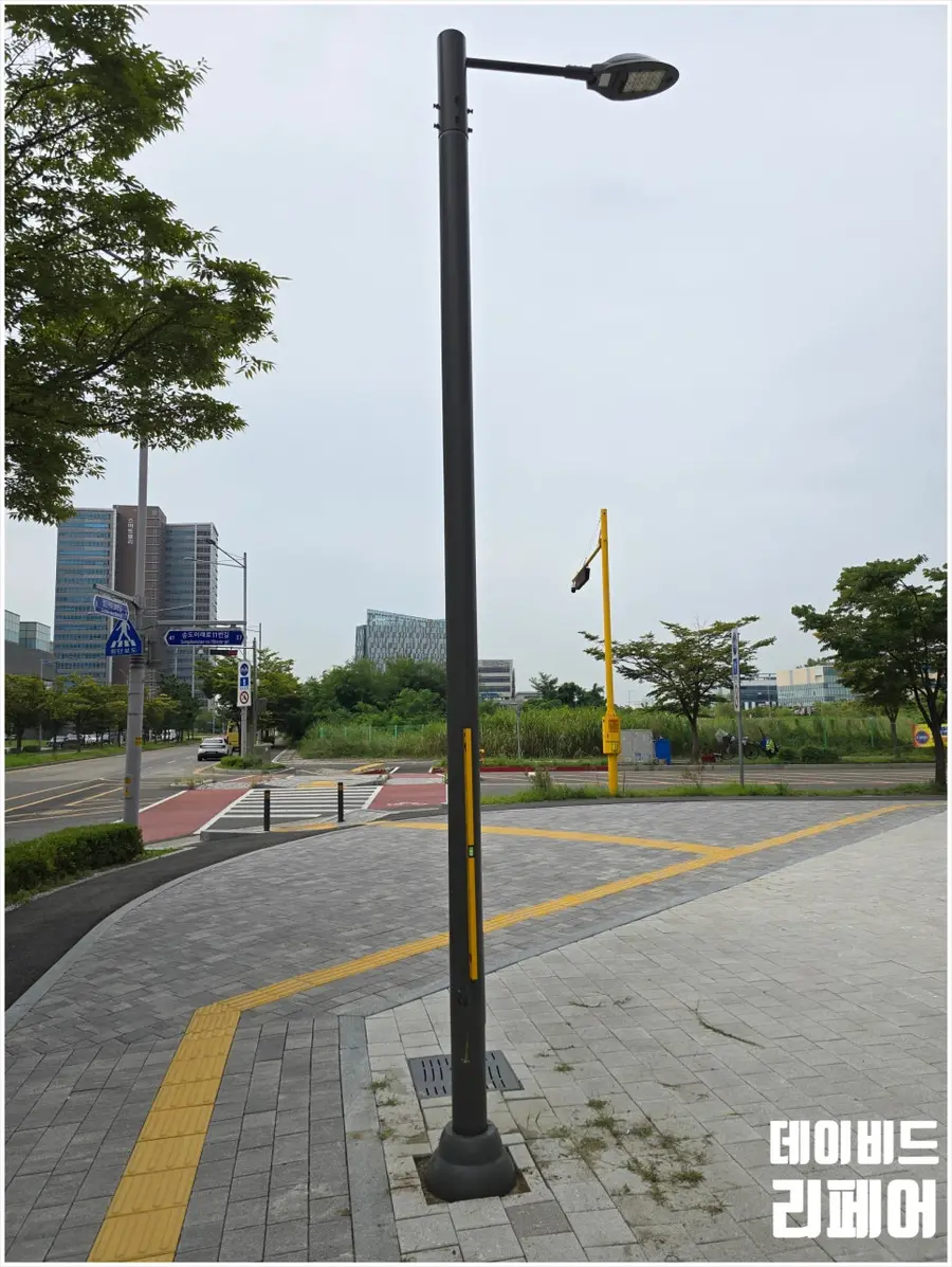 인도에 기울어진 가로등 점검 및 수리 등기구 — 시공 후