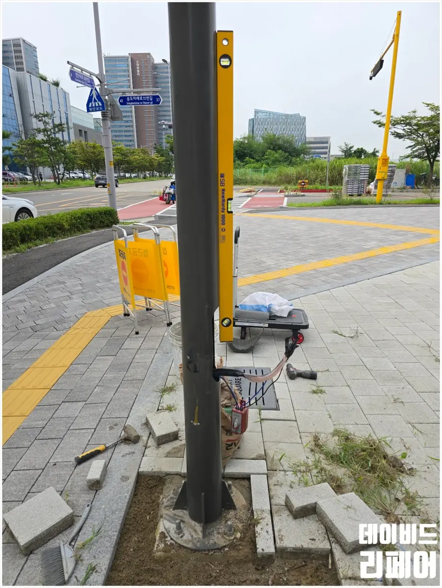 인도에 기울어진 가로등 점검 및 수리 등기구 시공 사진 45