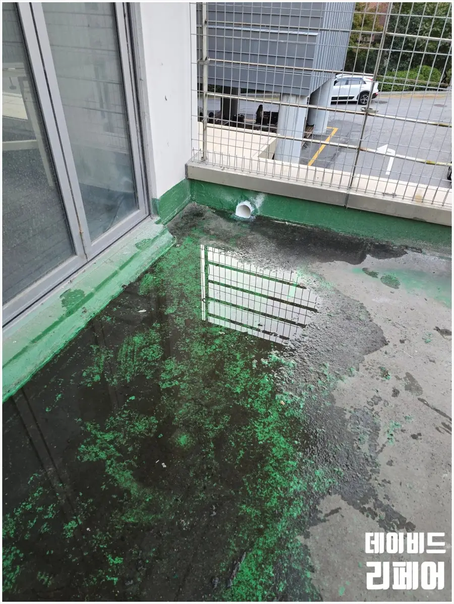 상가 테라스 고인물 처리 및 우수관 배수구 시공 사진 76