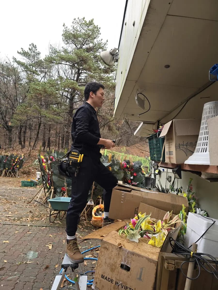 어두운현관 투광등설치 시공 사진 75