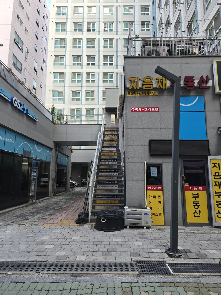 부동산 건물 앞 가로등 이전 시공 사례 출입구 — 시공 후