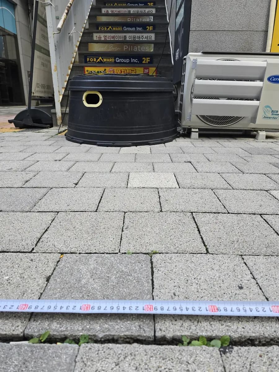 부동산 건물 앞 가로등 이전 시공 사례 출입구 시공 사진 53