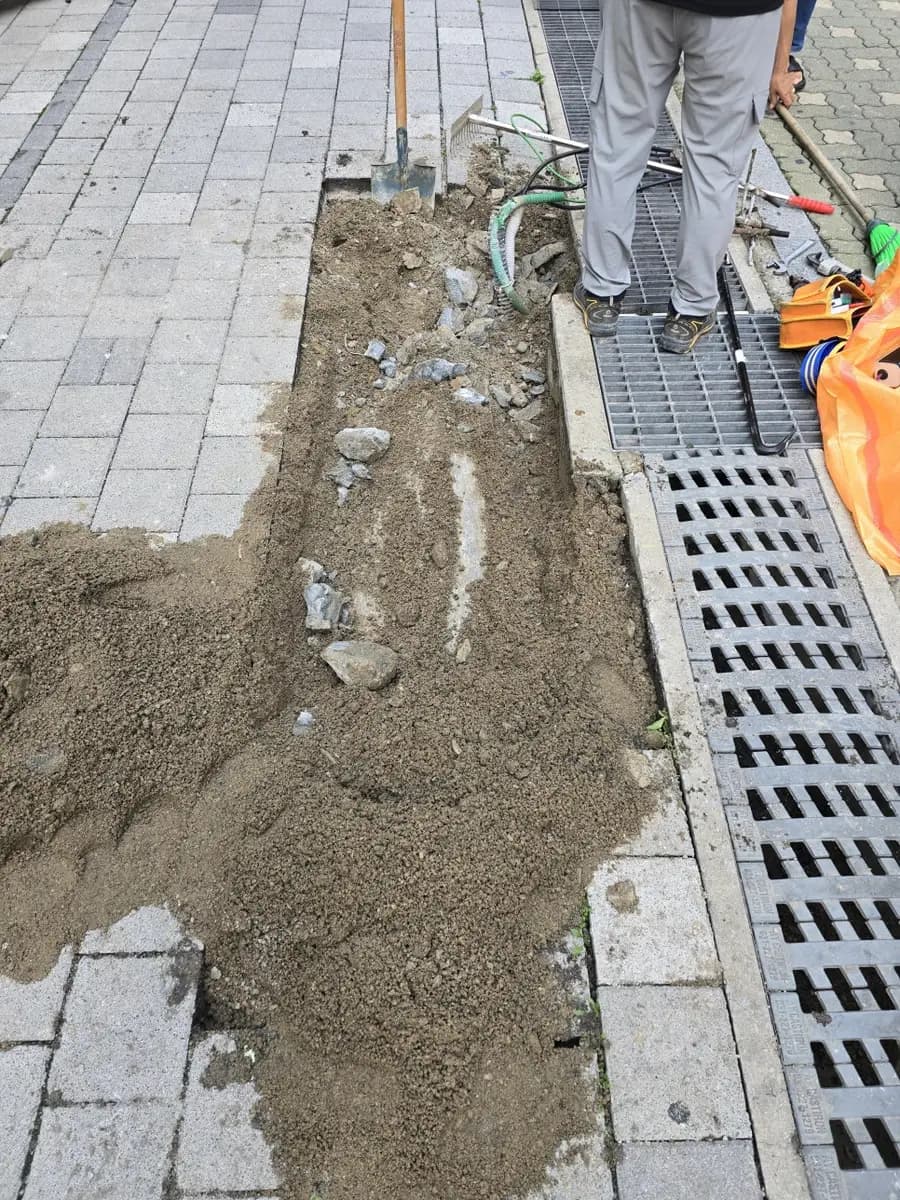 부동산 건물 앞 가로등 이전 시공 사례 출입구 시공 사진 9