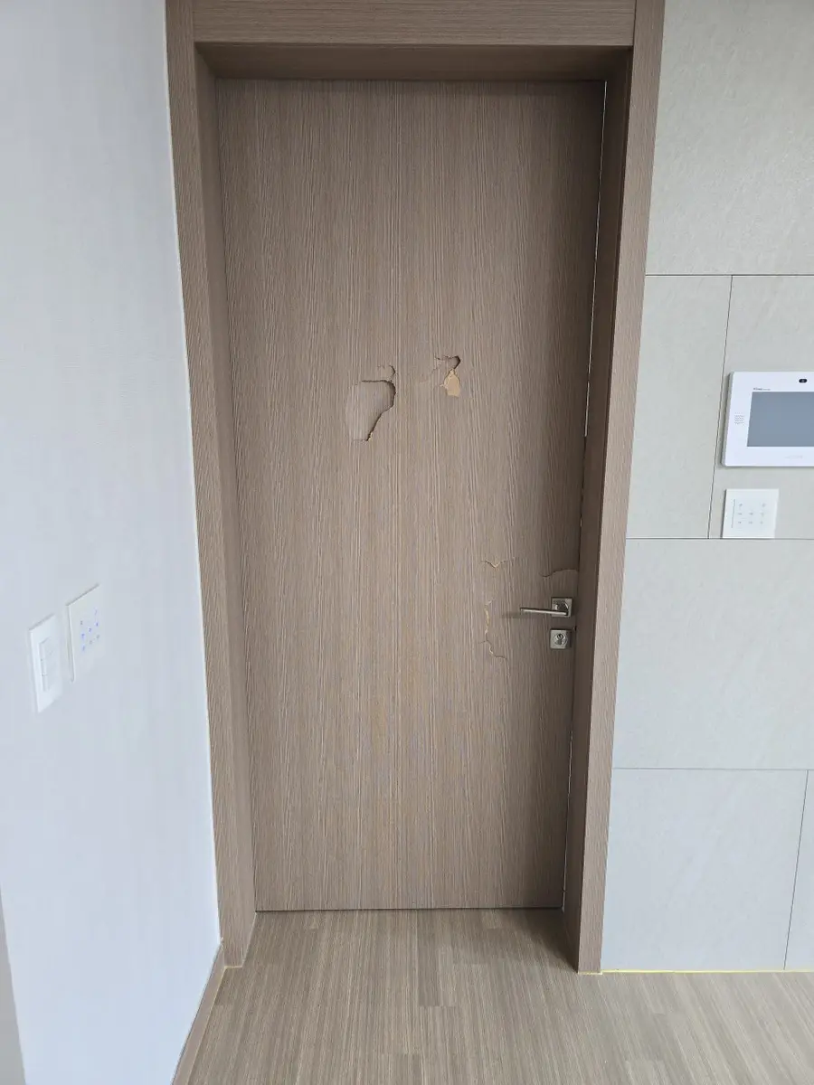 동탄 파손 된 문 틀복원 방문 교체 시공 사진 37