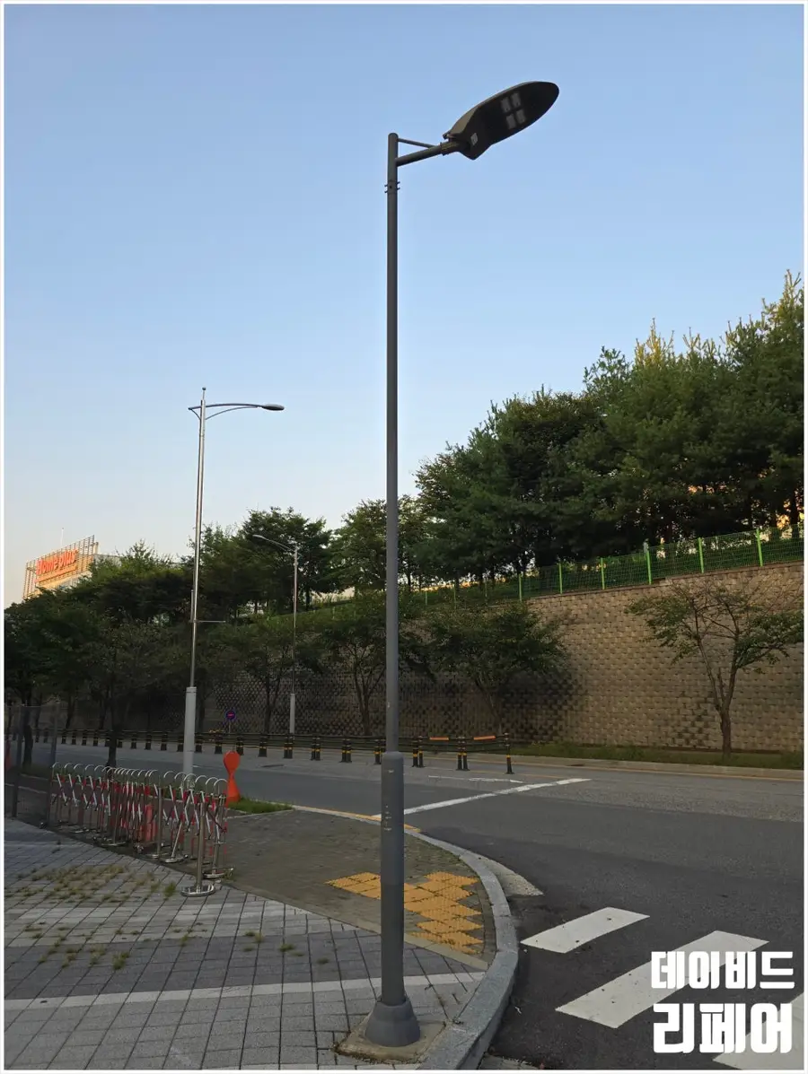 쿠팡 물류센터 앞 기울어진 가로등 수평 조정 시공 │ — 시공 후
