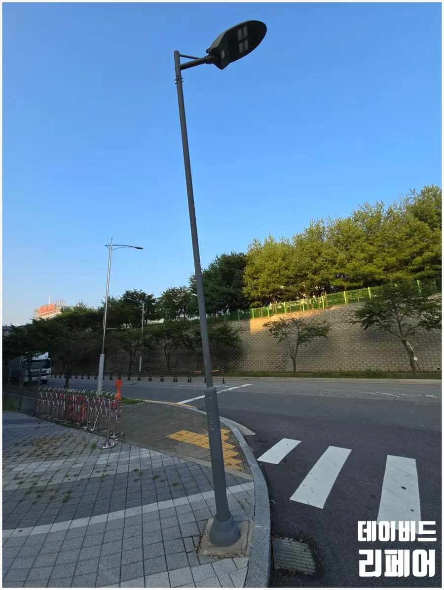 쿠팡 물류센터 앞 기울어진 가로등 수평 조정 시공 │ — 시공 전