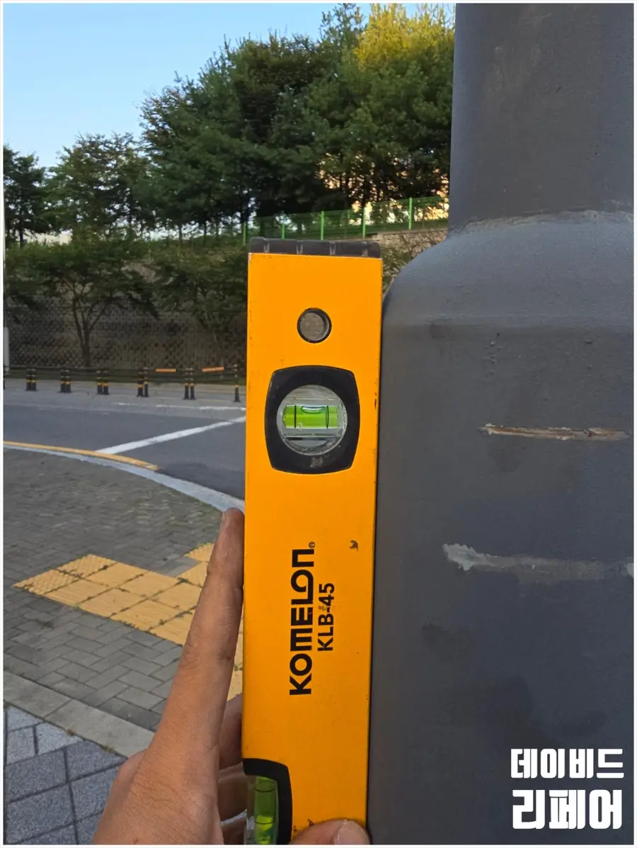 쿠팡 물류센터 앞 기울어진 가로등 수평 조정 시공 │ 시공 사진 47